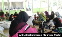 Sumringah memberi kesempatan kepada ibu-ibu untuk menambah penghasilan dengan menjadi mitra perajin keset Sumringah. (Foto: Ani Lailia/Sumringah)