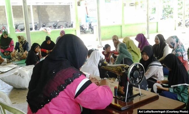 Sumringah memberi kesempatan kepada ibu-ibu untuk menambah penghasilan dengan menjadi mitra perajin keset Sumringah. (Foto: Ani Lailia/Sumringah)