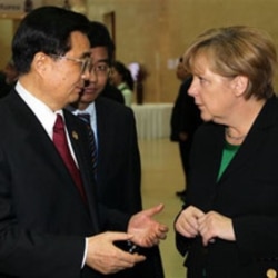 Chinese President Hu Jintao and German Chancellor Angela Merkel at the G-20 dinner at the National Museum of Korea