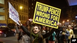 Người biểu tình chống ông Trump ở Indianapolis, ngày 12 tháng 11 năm 2016.