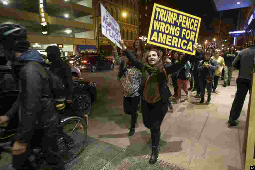 Manifestantes marcham num protesto anti Presidente-eleito Donald Trump na baixa de Indianapolis, Nov. 12, 2016.