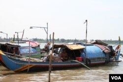 A man sits on a fishing boat on the Mekong River in Sangkat Chroy Changva, Khan Chroy Changva, Phnom Penh, June 9, 2021. (Vicheika Kann/VOA)
