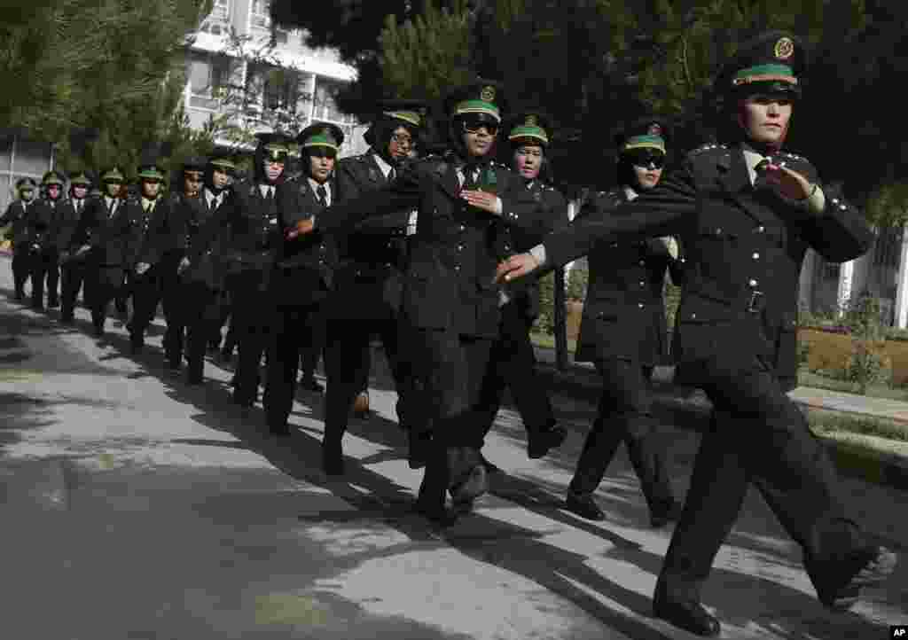 Female Afghan National Army (ANA) officers march during their graduation ceremony at the Kabul Military Training Centre August 24, 2014. REUTERS/Omar Sobhani (AFGHANISTAN - Tags: MILITARY) - RTR43IDT