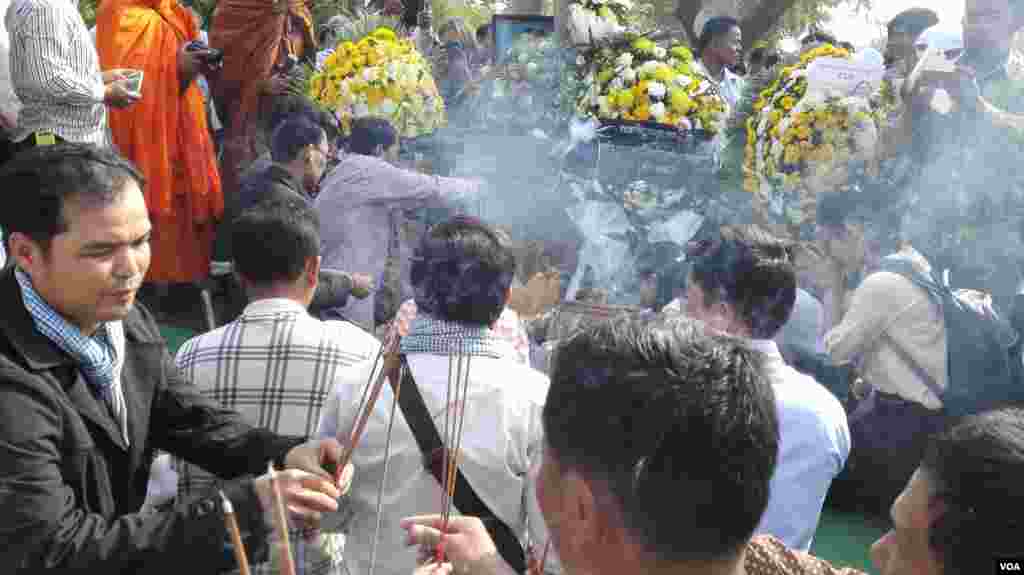 ក្រុម​សហជីព​កម្មករ អុជធូប​គោរព​វិញ្ញាណក្ខន្ធ​លោក ជា វិជ្ជា នៅ​ពី​មុខ​រូប​សំណាក​របស់​លោក។