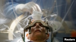 Operasi bedah otak di National Neurology Institute, Budapest, 15 Desember 2012. (Foto: dok). 