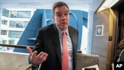 Wakil Ketua Komite Intelijen Senat Mark Warner setelah pertemuan di Capitol Hill, Washington, 9 Mei 2019.