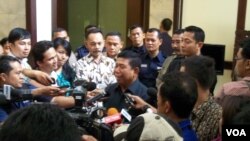 Menteri Sekretaris Negara Sudi Silalahi berbicara pada jurnalis usai pertemuan dengan KPK dan Polri di Wisma Negara. (VOA/A. Waluyo)