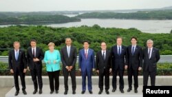 Para pemimpin negara berfoto bersama pada hari pertama pertemuan G7 di Ise Shima, Jepang (26/5).