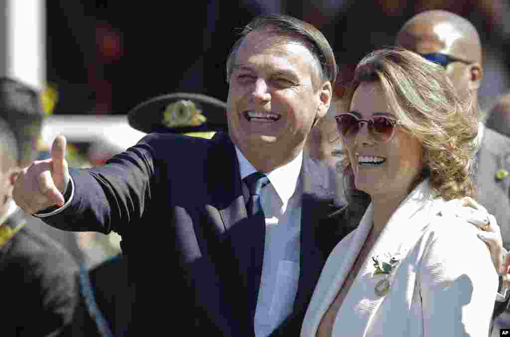 ژائیر بولسونارو رئیس جمهوری برزیل و همسرش در جشن روز ارتش در این کشور. او از نظامیان سابق است که سال گذشته به قدرت رسید.&nbsp;