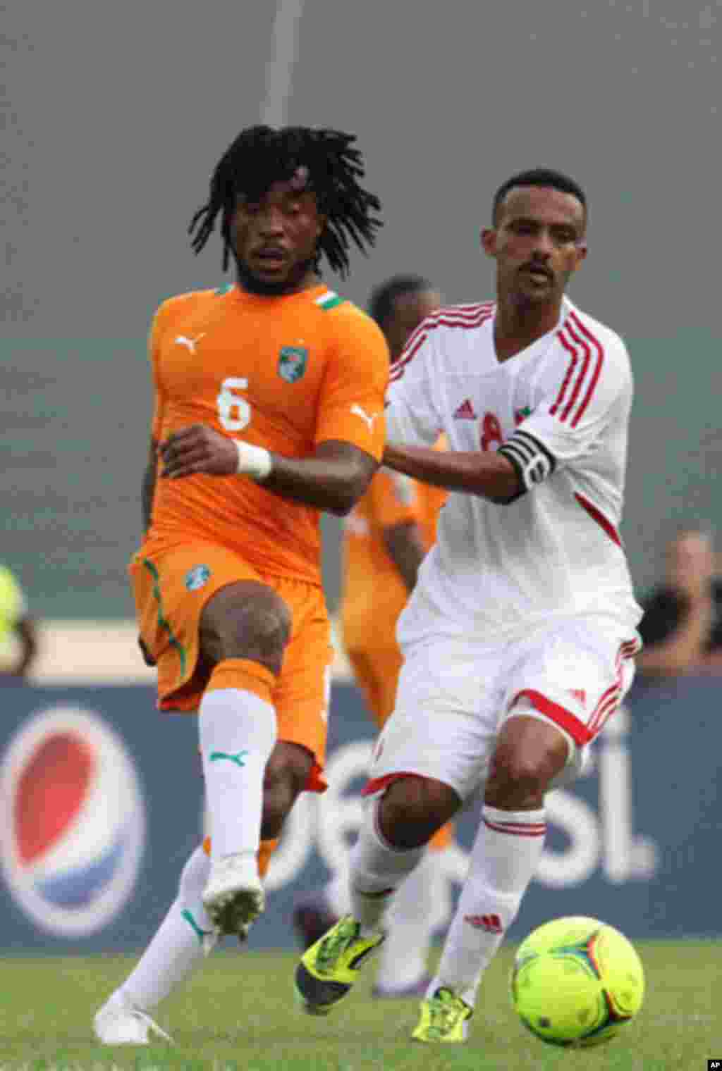 Jean-Jacques Gosso of Ivory Coast (L) fights for the ball with Hamid Nassir Nazar of Sudan during the African Nations Cup soccer tournament in Estadio de Malabo "Malabo Stadium", in Malabo January 22, 2012.