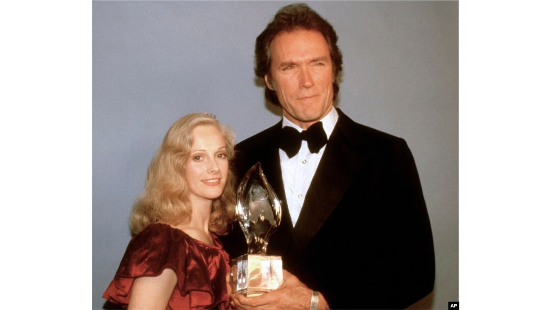 FILE - Clint Eastwood poses with his girlfriend Sondra Locke, March 5, 1981, and his People's Choice Award for favorite motion picture actor in Los Angeles.