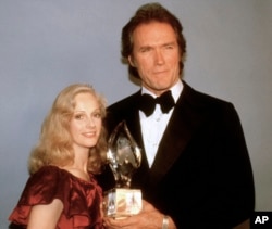 FILE - Clint Eastwood poses with his girlfriend Sondra Locke, March 5, 1981, and his People's Choice Award for favorite motion picture actor in Los Angeles.