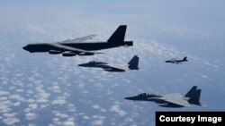B-52 전략폭격기 2대가 일본 자위대 F-15 전투기의 호위를 받으며 일본 공역을 비행하고 있다. 사진제공=미 공군