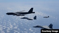 B-52 전략폭격기(왼쪽과 오른쪽 위) 2대가 일본 자위대 F-15 전투기 호위를 받으며 일본 공역을 비행하고 있다. (자료사진=미 공군 제공)