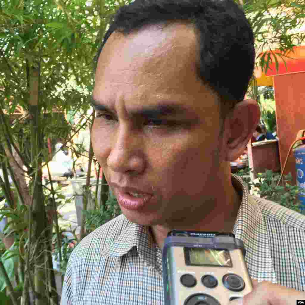 Am Sam Ath, chief technical investigator for the rights group Licadho, said authorities resorted to pushing and pulling mourners, rather than peaceful negotiations, on Sunday January 3rd, 2016. (Hul Reaksmey/VOA Khmer)