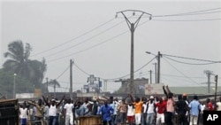 A group of Young Patriots, youth supporters of Laurent Gbagbo, blockade a road to prevent a UN convoy from passing in Abobo neighborhood of Abidjan, 11 Jan 2011
