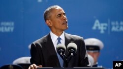 Le président Barack Obama prononce le discours d'ouverture à la Classe Air Force de 2016, à l'US Air Force Academy, à Colorado Springs, Colo., 2 juin 2016. (AP Photo / Brennan Linsley)