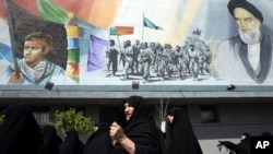 伊朗女信徒在星期五祷告之后在德黑兰参加谴责沙特阿拉伯领导的也门空袭行动。（2015年4月3日）