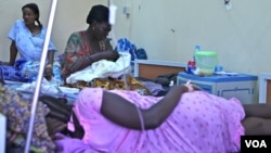 Mothers who have just given birth sit on some of the hospital's eight maternity beds, Juba, South Sudan. (H. McNeish/VOA)