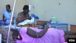 Mothers in a maternity unit in a Juba, South Sudan hospital (H. McNeish/VOA).