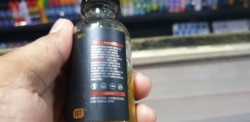 Pesan peringatan dan komposisi bahan lengkap tersedia di kemasan cairan vape. (Foto: VOA/ Nurhadi)