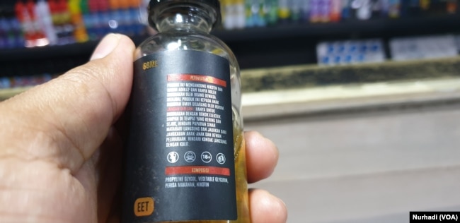 Pesan peringatan dan komposisi bahan lengkap tersedia di kemasan cairan vape. (Foto: VOA/ Nurhadi)