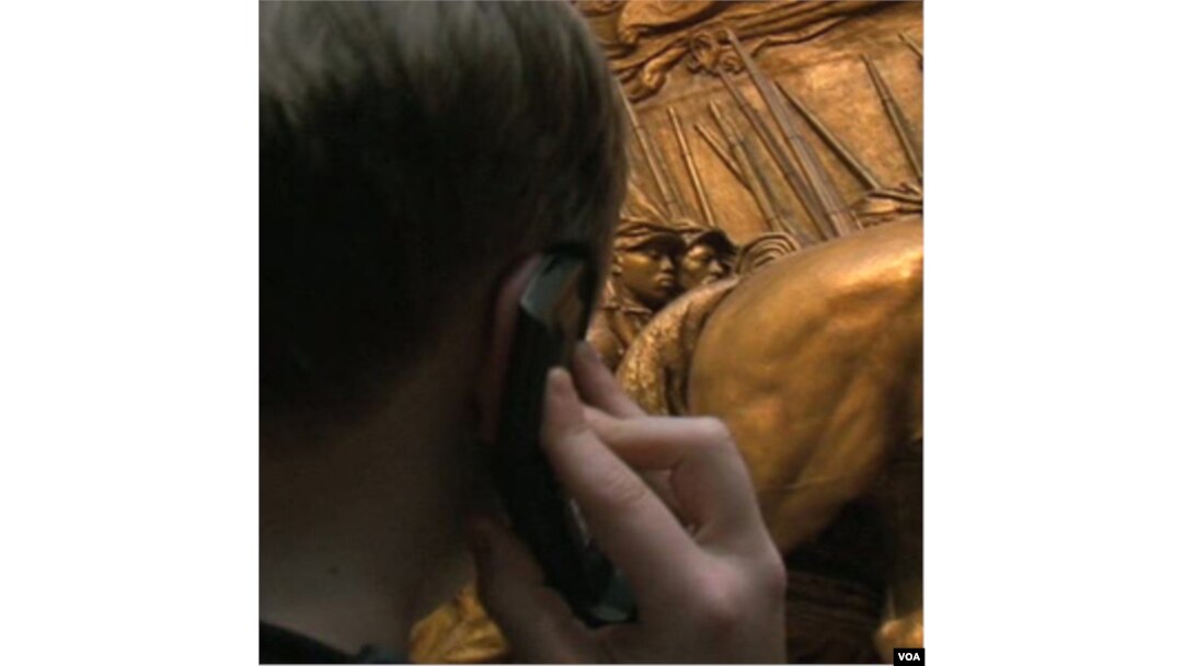 Pengunjung musium Galery Seni Nasional bisa menikmati karya-karya seni yang dipamerkan dengan mengikuti tur audio.