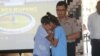 Salah satu korban perdagangan manusia (kanan) bertemu kembali dengan orangtuanya di Polda NTT, Kupang. (Foto ilustrasi/courtesy: Humas Polda NTT)