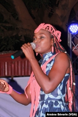 Mariusca Moukengue, une Slameuse sur scène à Brazzaville, le 30 mai 2018. (VOA/Arsène Séverin)