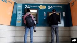 3月27日塞浦路斯的銀行仍然關閉﹐人們只能使用自動提款機。