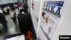 지난달 28일 콰테말라 시 병원의 산부인과 병동에 지카 바이러스 증상을 설명하는 안내문이 붙어있다.