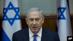 ນາຍົກລັດຖະມົນຕີ Israel ທ່ານ Benjamin Netanyahu ກຳລັງຕຽມຕົວເຂົ້າກອງປະຊຸມປະຈຳອາທິດ ໃນ Jerusalem, 24 ມັງກອນ, 2016. 
