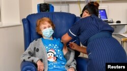 現年九十歲的瑪格麗特·基南成為英國第一位接種疫苗的公民。（2020年12月8日）