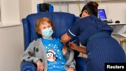 90 yaşlı Margaret Kenan Britaniyada Pfizer/ BioNtech şirkətlərinin COVID-19-a qarşı birgə hazırladığı peyvəndi alan ilk vətəndaşdır.