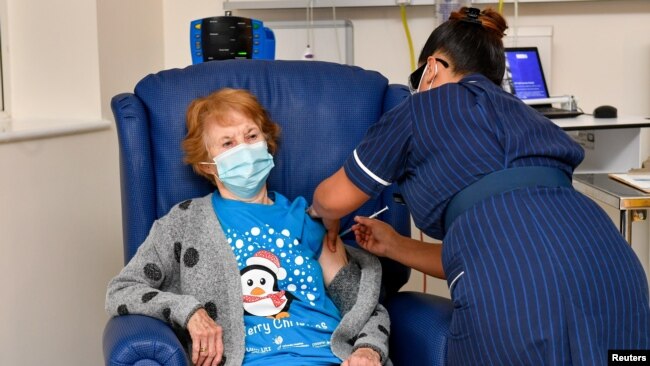 现年九十岁的玛格丽特·基南成为英国第一位接种疫苗的公民。（2020年12月8日）