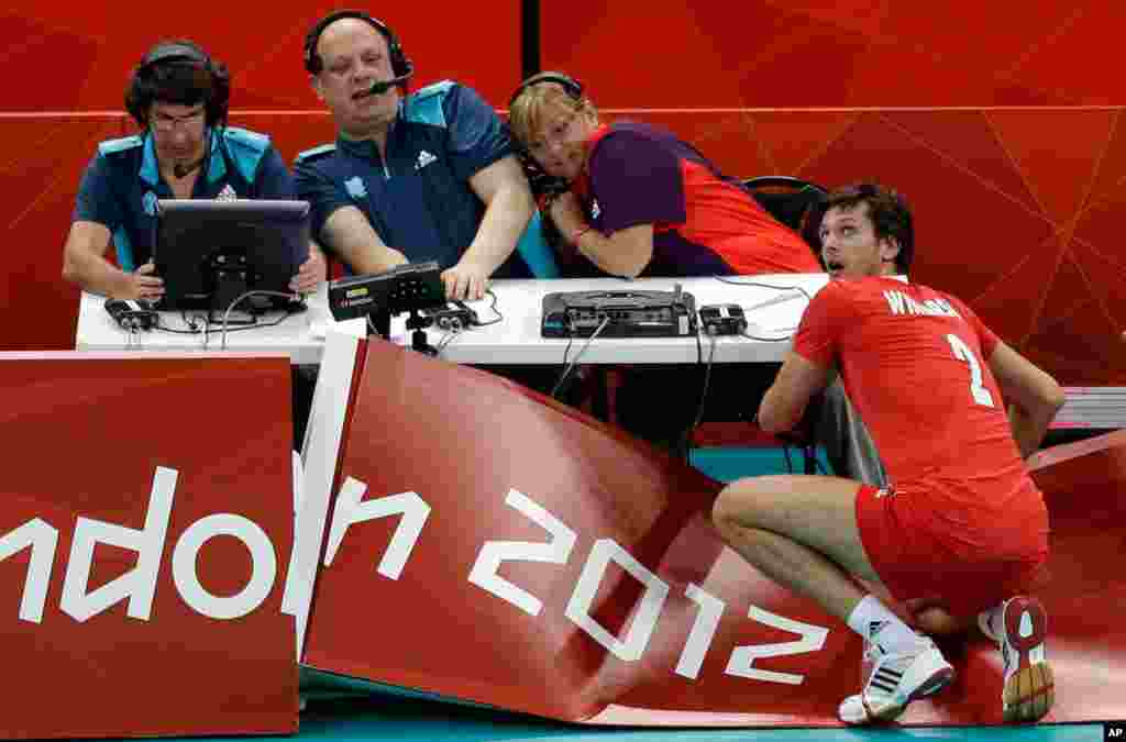 男子排球预赛波兰对保加利亚，波兰选手救球后的回望神情