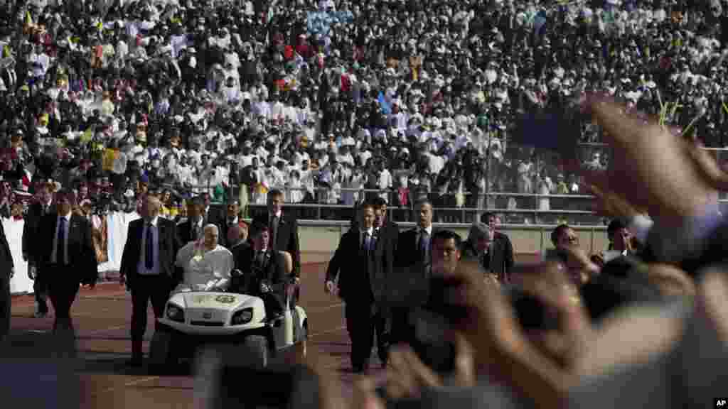 François arrive pour la messe dans une voiturette de golf à Venustiano Carranza, 16 février 2016.&nbsp;