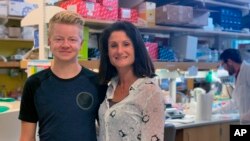 This September 2019 photo provided by UC San Diego shows Stephanie Cherqui and patient Jordan Janz in her research lab in La Jolla, Calif. (UC San Diego via AP)