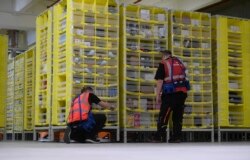 Suasana di salah satu kantor distribusi paket belanja online Amazon di Moenchengladbach, Jerman, 17 Desember 2019. (Photo by INA FASSBENDER / AFP)