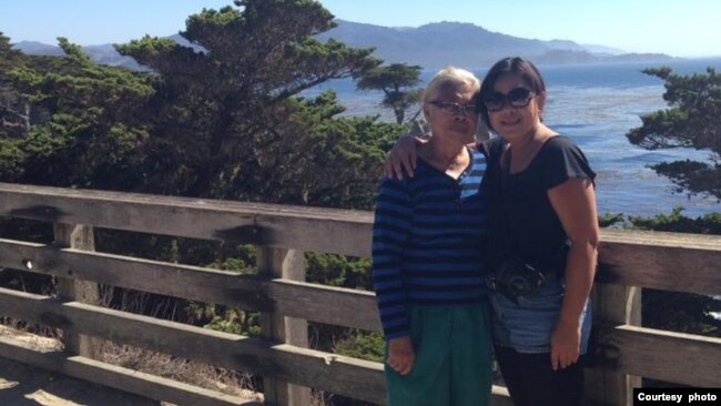 Debora Nainggolan (kanan) bersama Ibunya, L S Veronica Sinaga (dok: Debora Nainggolan)