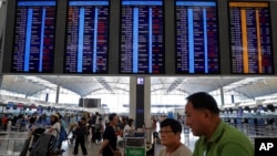 5일 홍콩 국제공항 출국장 앞 현황판에 항공편 결항 안내가 표시돼있다.
