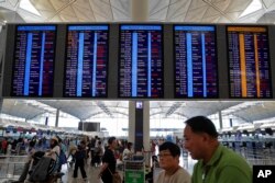 香港航空業數以千計的職工響應罷工，機場大堂的顯示屏顯示航班取消。