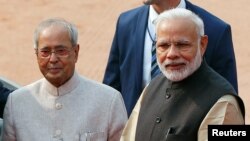 資料照片：時任印度總統的慕克吉(左)與印度總理莫迪一道歡迎來訪的以色列總統里夫林。 (2016年11月15日)