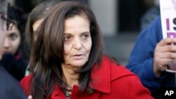 Rasmieh Yousef Odeh, saat berbicara kepada media setelah dinyatakan bersalah di pengadilan federal Detroit bulan November lalu.