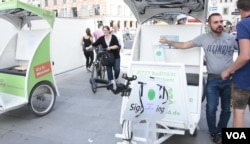 Some Munich pedicab drivers are donating their proceeds to help the migrants in Germany, Sept. 17, 2015. (Photo: L. Ramirez / VOA)