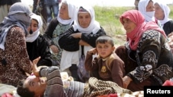 Beberapa tawanan dari 216 orang Yazidi yang dibebaskan kelompok militan ISIS menunggu di Kirkuk, Rabu (8/4).