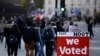 Un manifestant pro-Brexit tient une bannière devant le Parlement à Londres, le mardi 8 janvier 2019. (AP Photo/Matt Dunham)