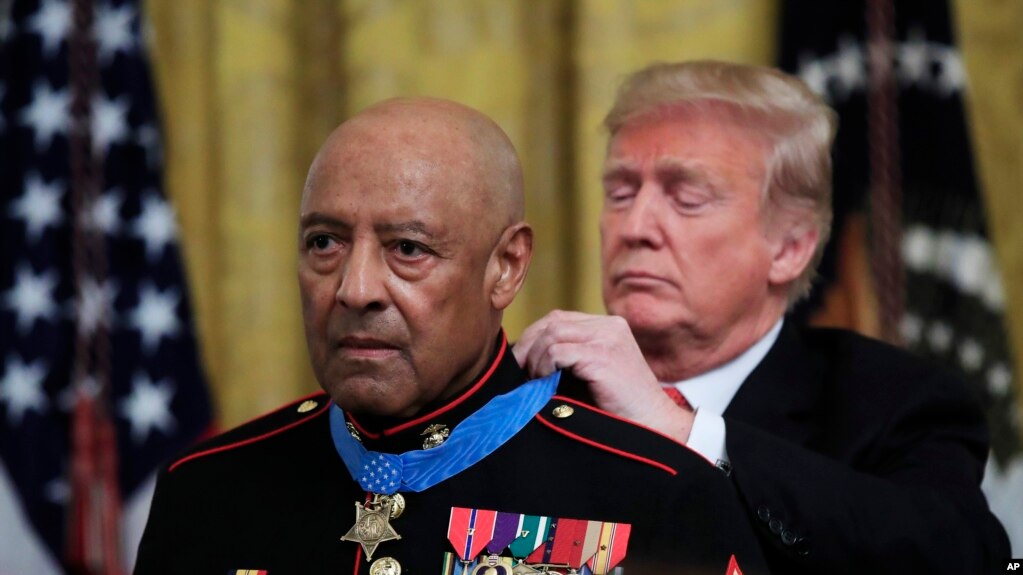 Tổng thống Donald Trump đeo Huân chương Tự do cho Thượng sĩ nhất Thủy quân lục chiến đã về hưu, John Canley, trong một buổi lễ tại Phòng Đông của Nhà Trắng ở Washington, 17 tháng 10, 2018.