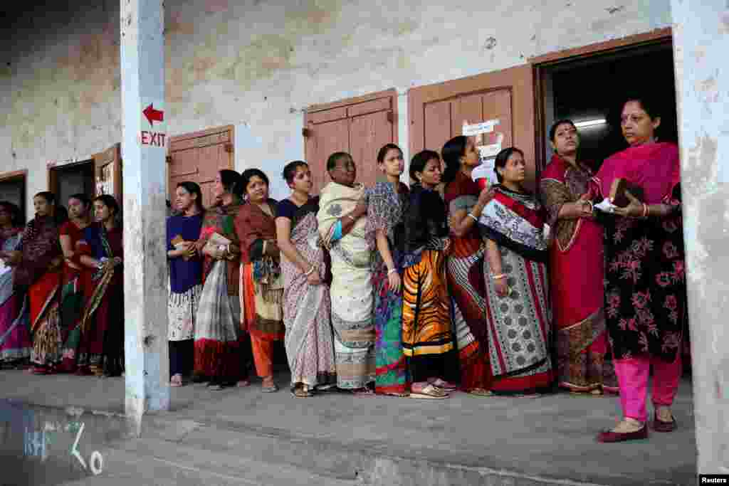 بنگلہ دیش میں قومی انتخابات کے موقع پر خواتین اپنا حق رائے دہی استعمال کرنے کے لئے قطار میں کھڑی ہیں۔