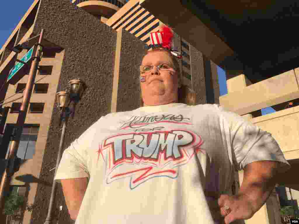 Los manifestantes a favor de las políticas del presidente Donald Trump fueron los primeros en llegar a Phoenix, Arizona.